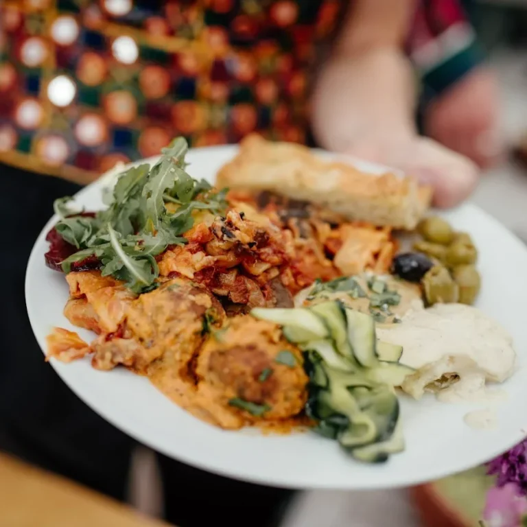 Opgeschept bord met vegan eten Opgeschept bord met vegan eten