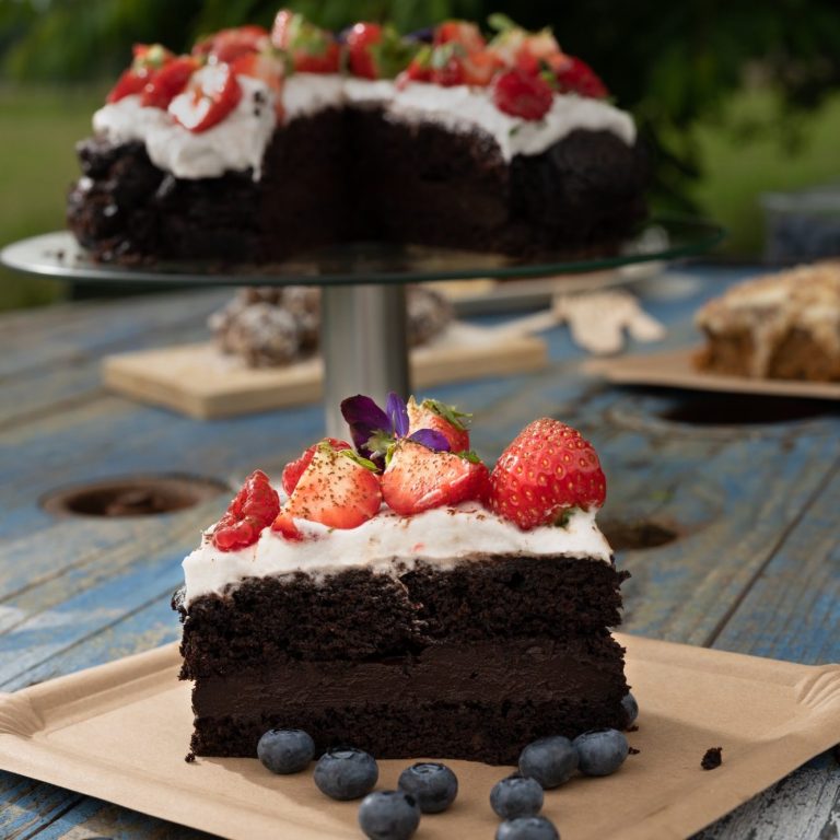 Vegan chocoladetaart met aardbeien Chocoladetaart met aardbeien
